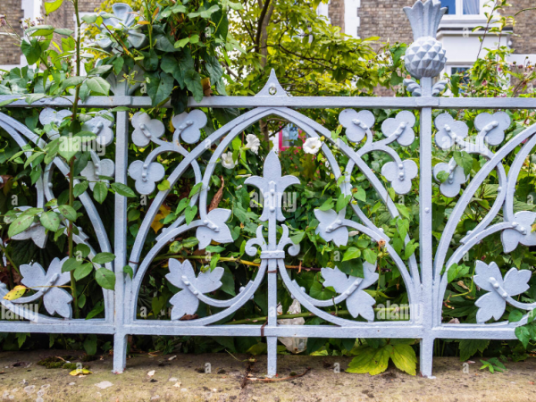 Pagar besi dengan motif bunga-bungaan